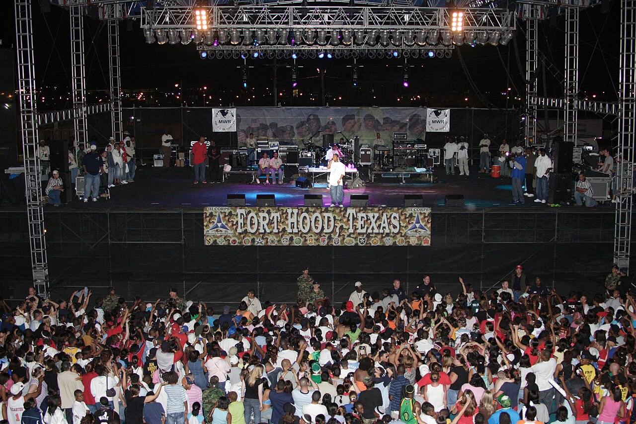 Ja Rule performing