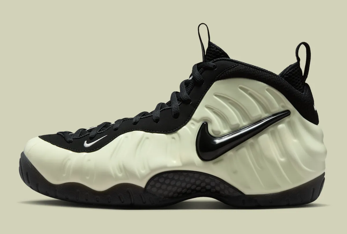 Nike Air Foamposite Pro Glow in the Dark in Summit White and black